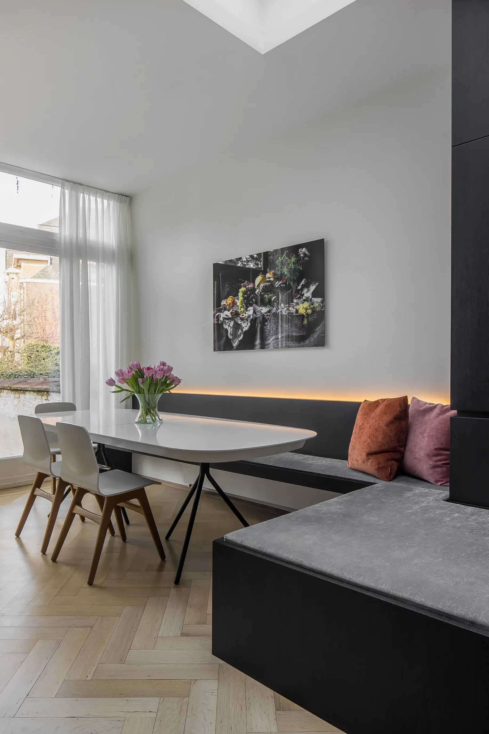 Eetruimte met daglicht en sobere materialisatie
