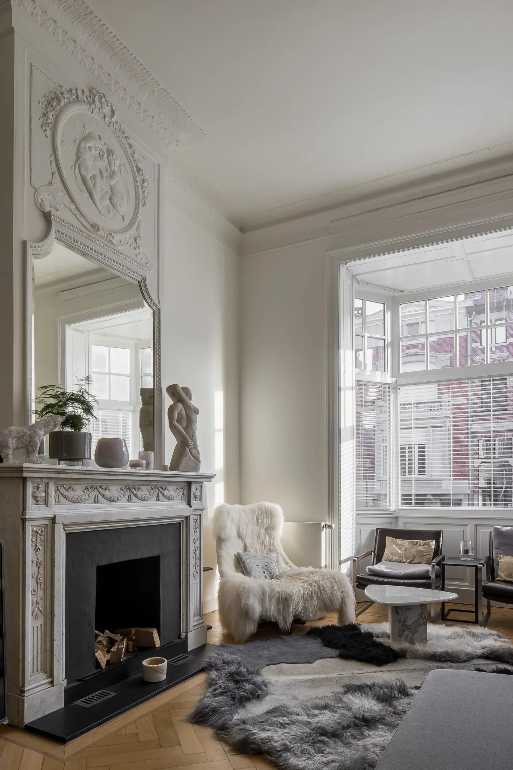 Leefruimte in de woning met hoge plafonds en klassieke elementen