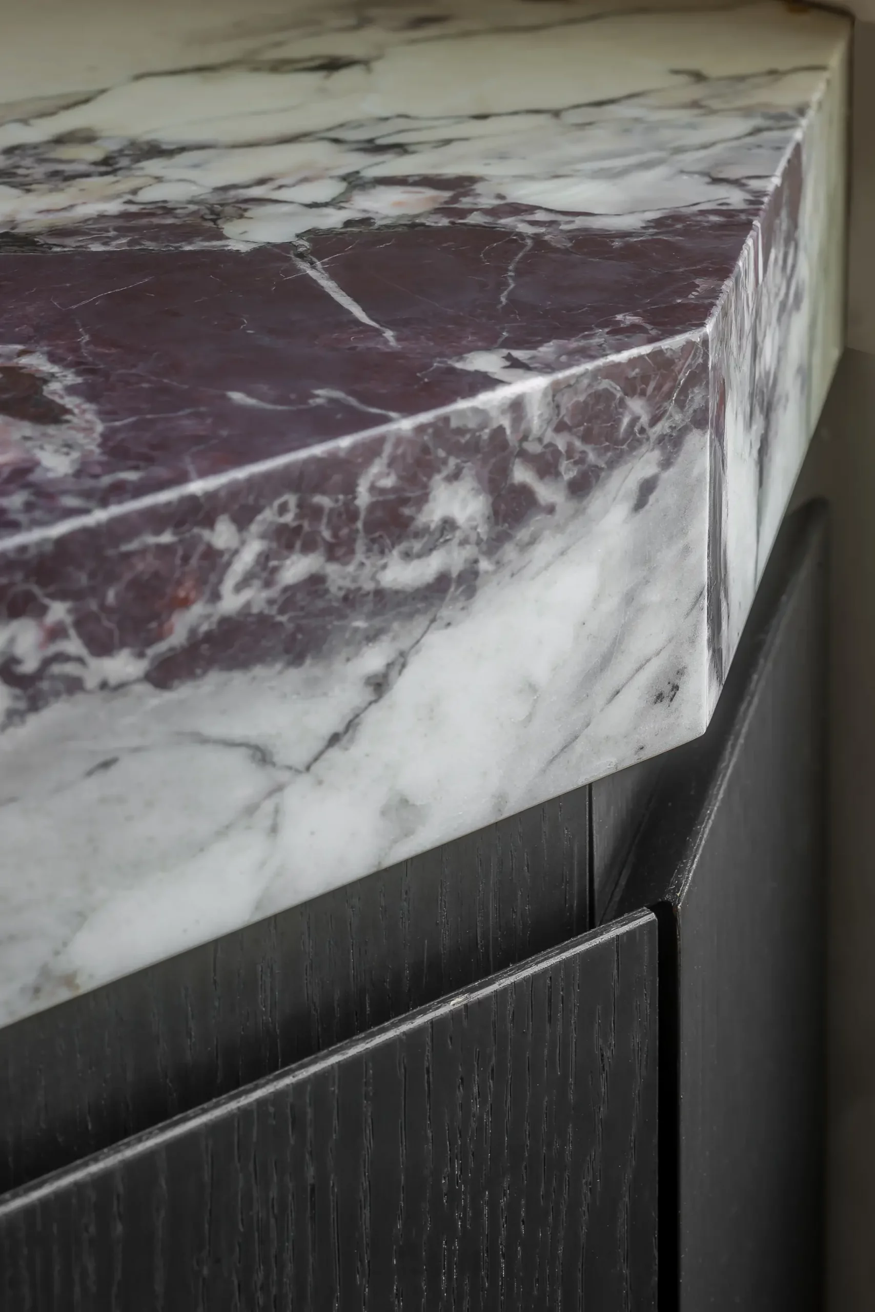 Interieurdetail met natuursteen toepassing