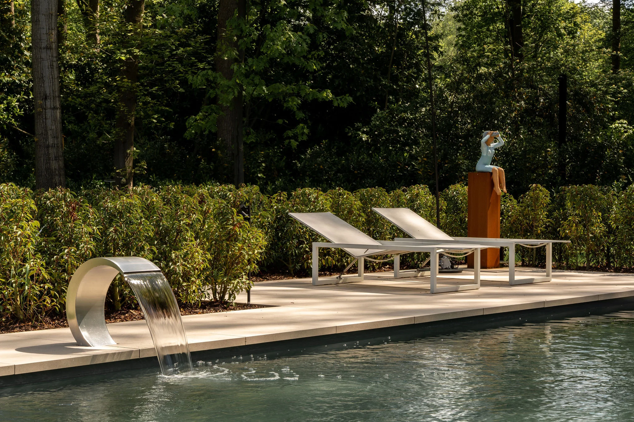 Prachtig zwembad met fontein van een luxe villa in Oud Turnhout, ontworpen door architect Studio Anja Vissers