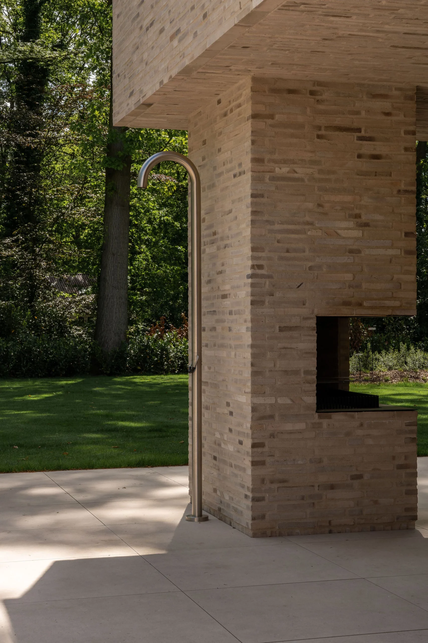 Outdoor douche van een luxe villa in Oud Turnhout, ontworpen door architect Studio Anja Vissers