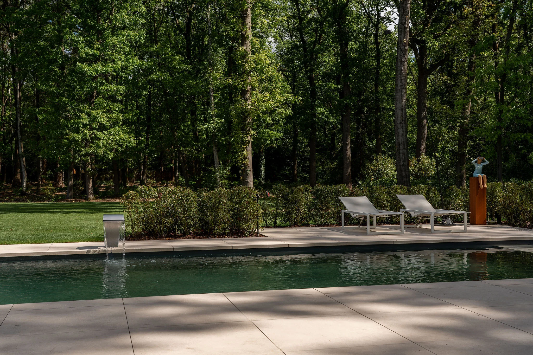 Prachtig zwembad van een luxe villa in Oud Turnhout, ontworpen door architect Studio Anja Vissers